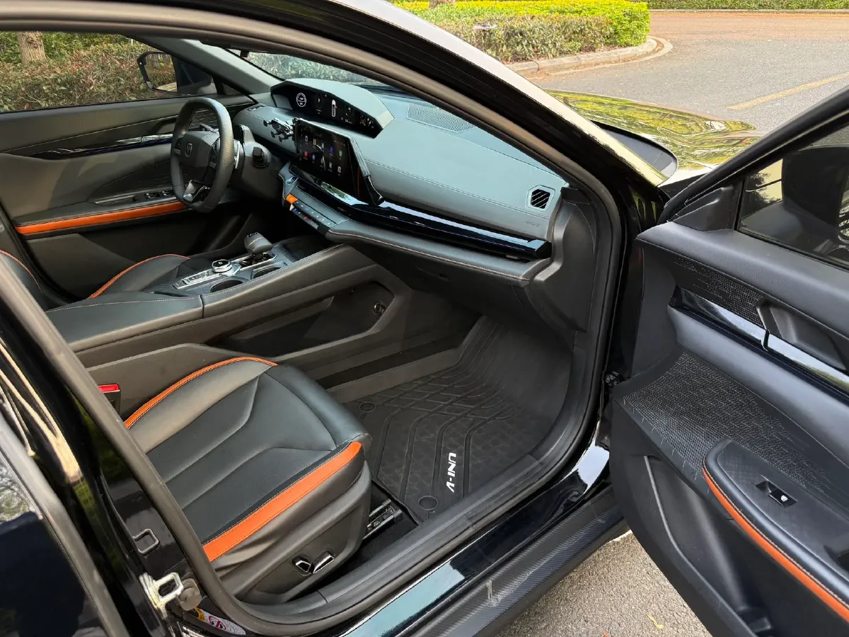 2023 ChangAn UNI-V 1.5T 188HP L4 7DCT,autocango,china used car exporter,china ev exporter,chinese used car exporter,chinese used ev exporter