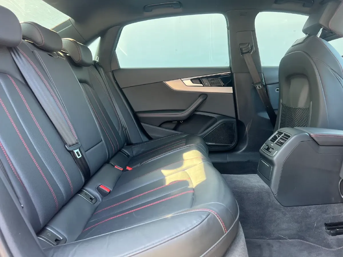 2022 Audi A4L 2.0T 190HP L4 7DCT,autocango,china used car exporter,china ev exporter,chinese used car exporter,chinese used ev exporter