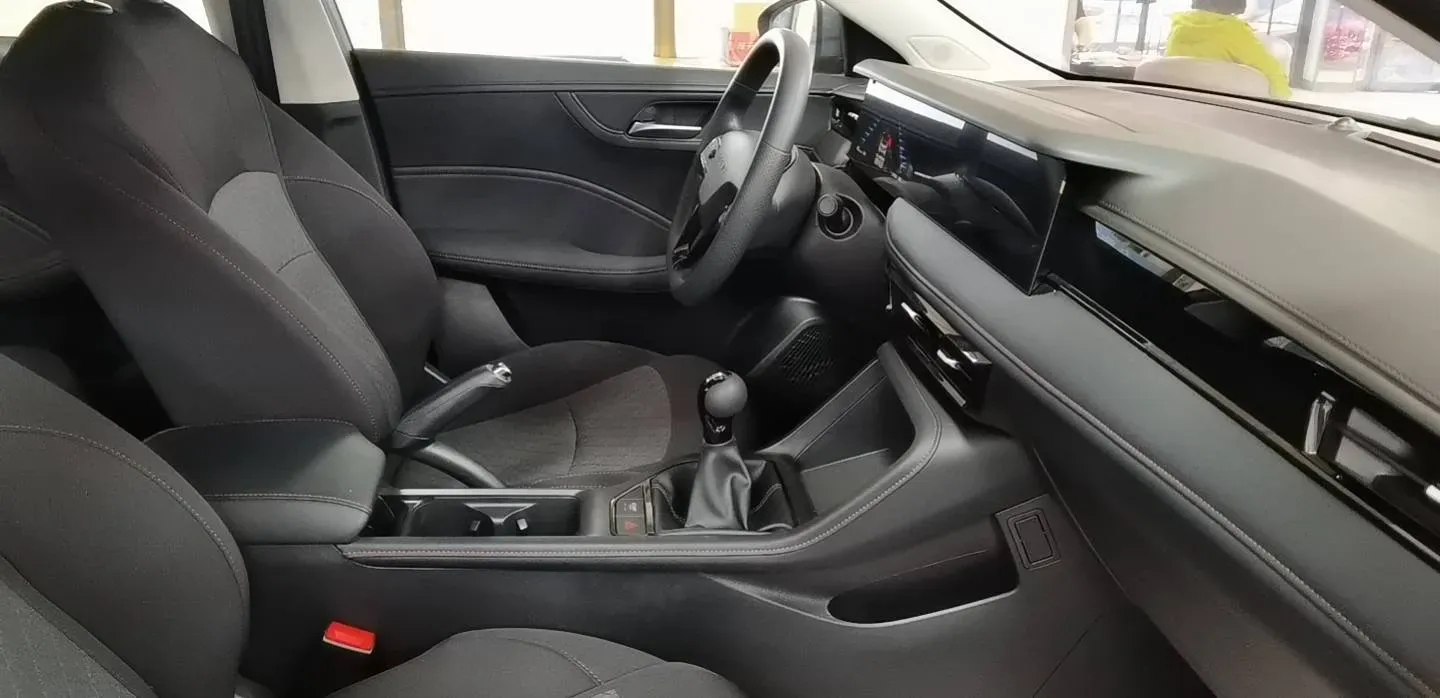 2023 Roewe i5 1.5L 129HP L4 5MT,autocango,china used car exporter,china ev exporter,chinese used car exporter,chinese used ev exporter