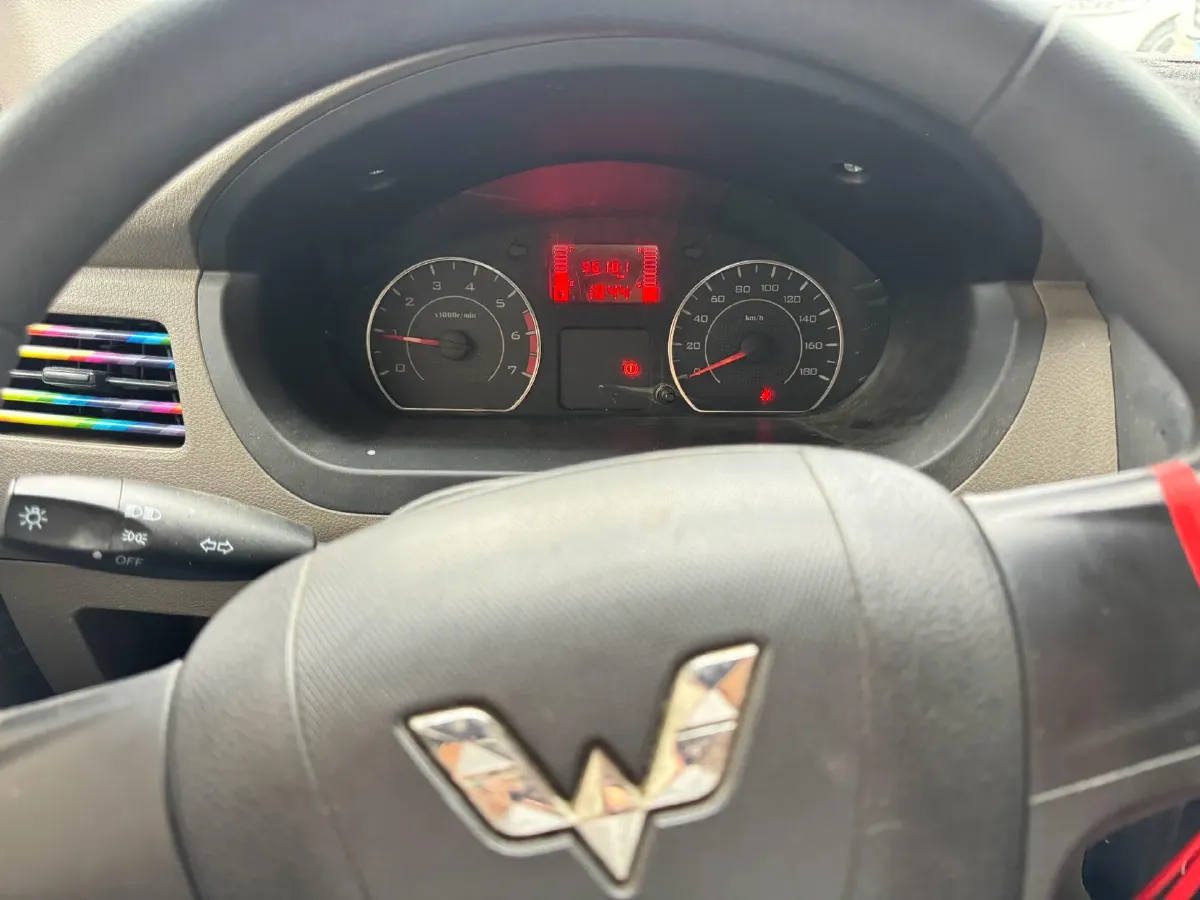 2018 WuLing RongGuang V 1.5L 112HP L4 5MT,autocango,china used car exporter,china ev exporter,chinese used car exporter,chinese used ev exporter