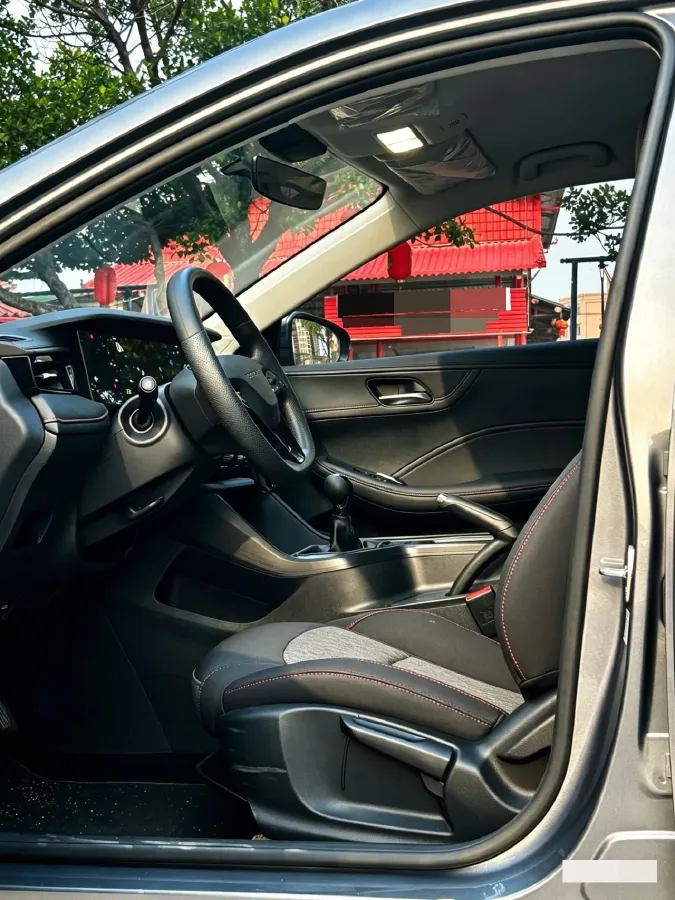 2023 Roewe i5 1.5L 129HP L4 5MT,autocango,china used car exporter,china ev exporter,chinese used car exporter,chinese used ev exporter