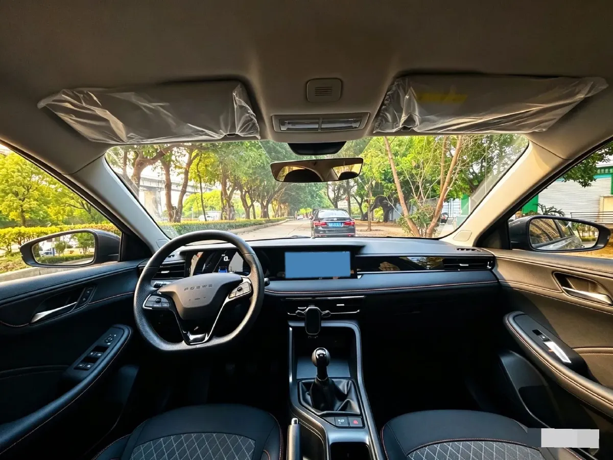 2023 Roewe i5 1.5L 129HP L4 5MT,autocango,china used car exporter,china ev exporter,chinese used car exporter,chinese used ev exporter