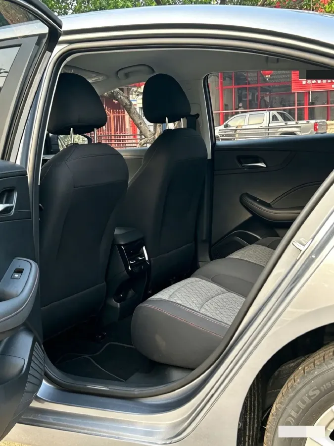 2023 Roewe i5 1.5L 129HP L4 5MT,autocango,china used car exporter,china ev exporter,chinese used car exporter,chinese used ev exporter