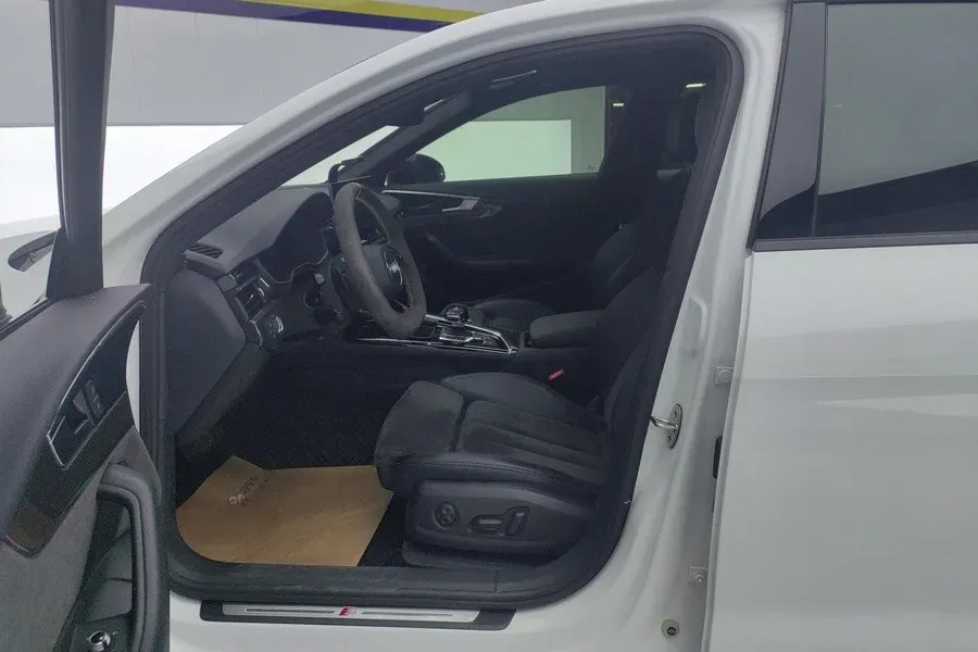 2022 Audi A4L 2.0T 252HP L4 7DCT,autocango,china used car exporter,china ev exporter,chinese used car exporter,chinese used ev exporter