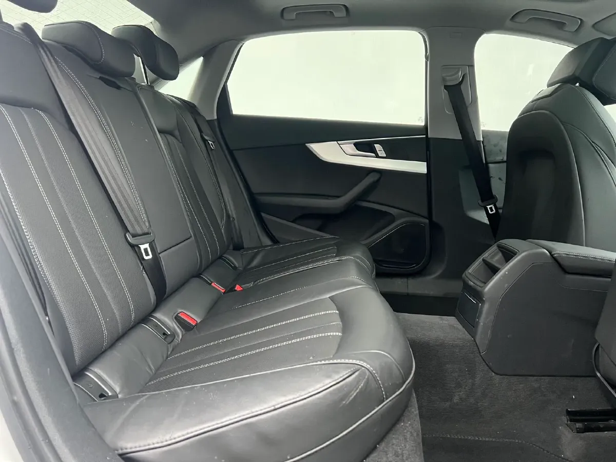 2023 Audi A4L 2.0T 190HP L4 7DCT,autocango,china used car exporter,china ev exporter,chinese used car exporter,chinese used ev exporter