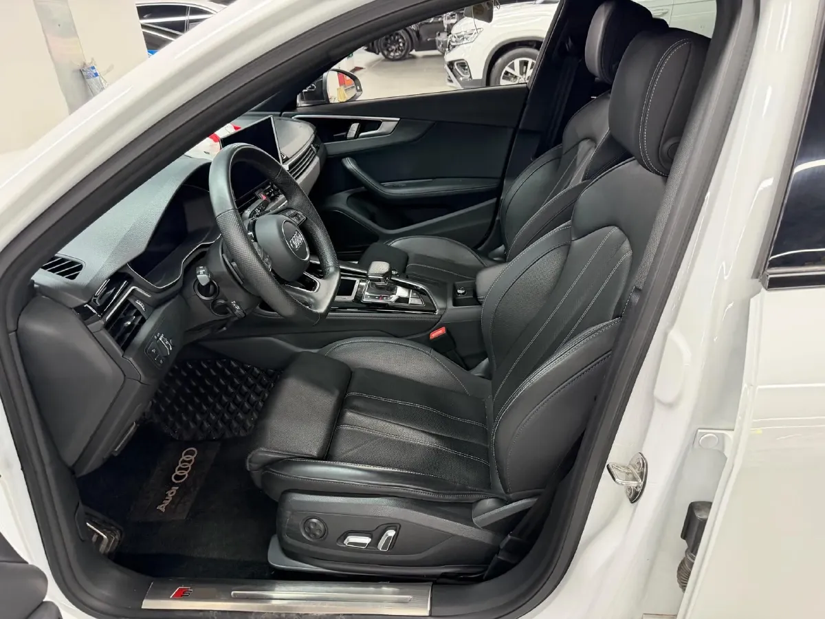 2024 Audi A4L 2.0T 190HP L4 7DCT,autocango,china used car exporter,china ev exporter,chinese used car exporter,chinese used ev exporter