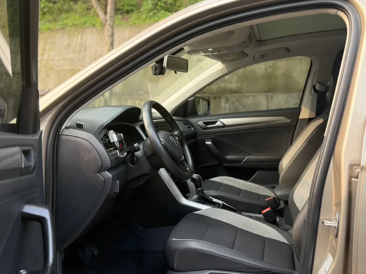 2020 Volkswagen T-Roc 1.4T 131HP L4 7DCT,autocango,china used car exporter,china ev exporter,chinese used car exporter,chinese used ev exporter