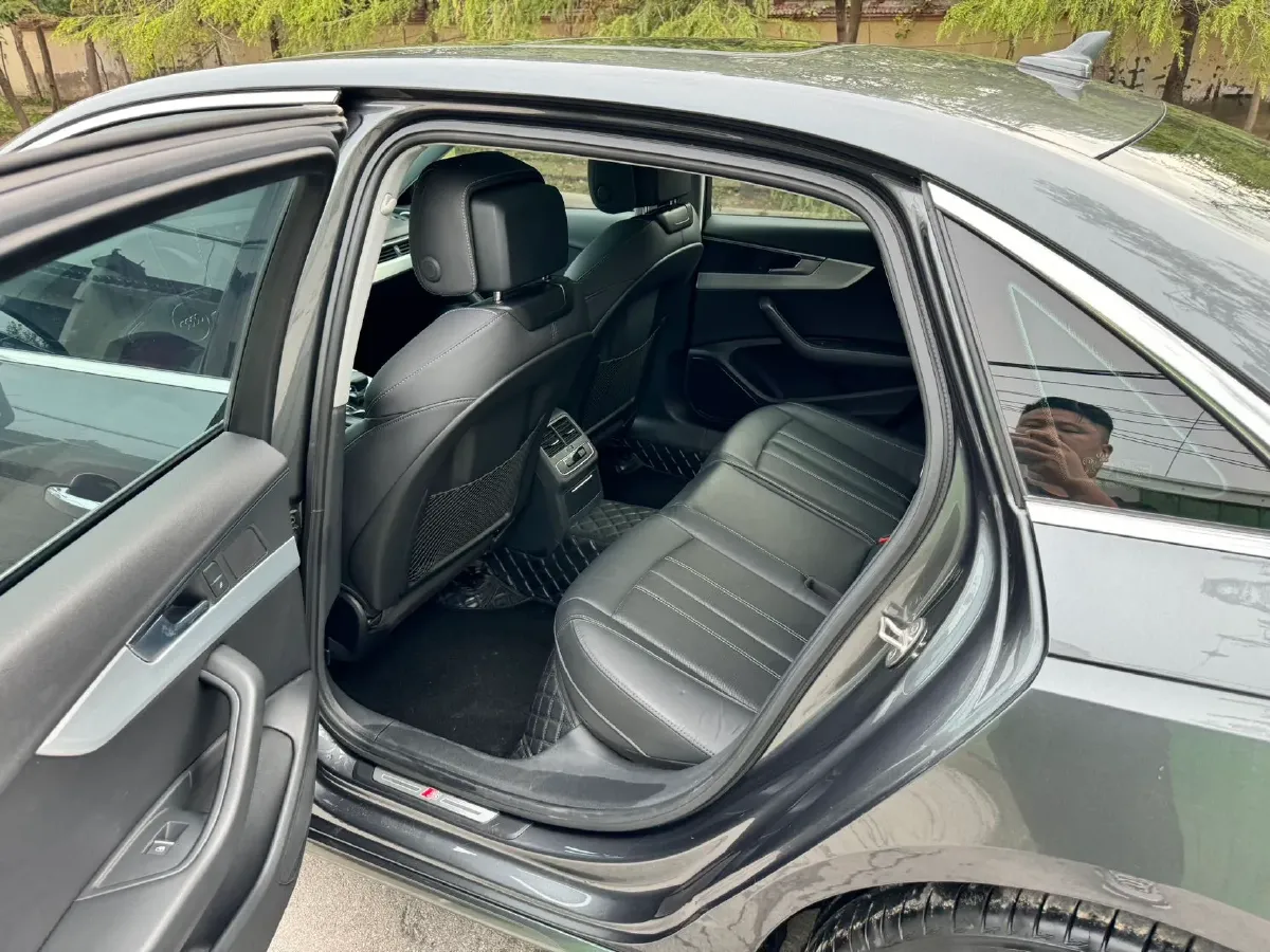 2022 Audi A4L 2.0T 190HP L4 7DCT,autocango,china used car exporter,china ev exporter,chinese used car exporter,chinese used ev exporter