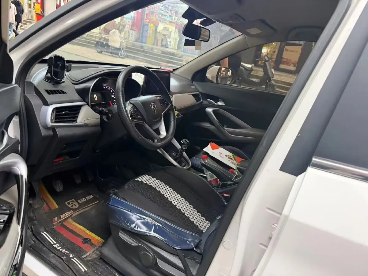 2019 BaoJun 730 1.5L 105HP L4 6MT,autocango,china used car exporter,china ev exporter,chinese used car exporter,chinese used ev exporter