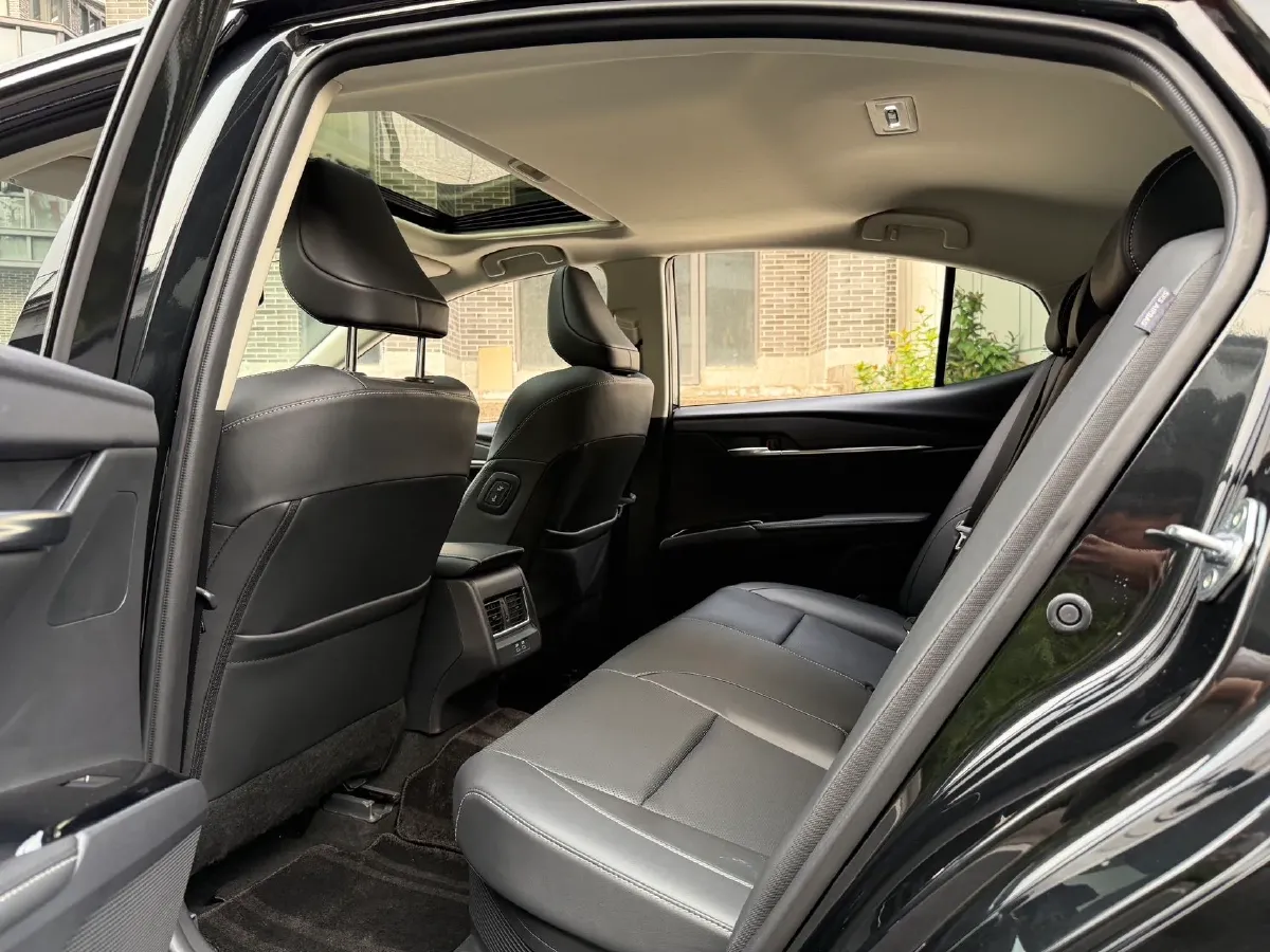 2024 Toyota Camry 2.0L 152HP L4 E-CVT Hybrid,autocango,china used car exporter,china ev exporter,chinese used car exporter,chinese used ev exporter