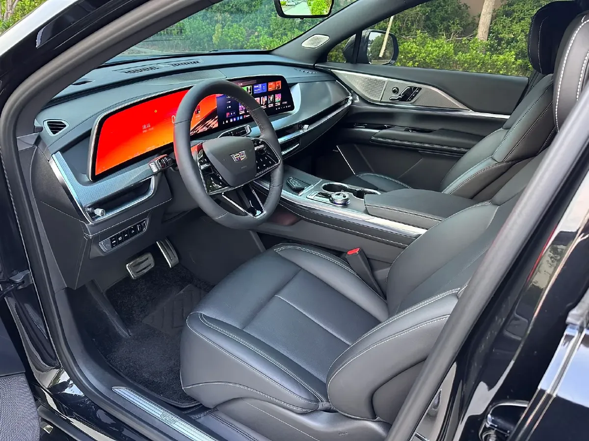 2025 Cadillac XT5 2.0T 237HP L4 9AT,autocango,china used car exporter,china ev exporter,chinese used car exporter,chinese used ev exporter