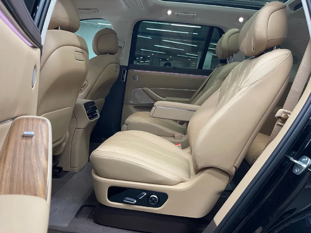 2025 AITO AITO M8 REEV 160HP REEV 53.4KWH,autocango,china used car exporter,china ev exporter,chinese used car exporter,chinese used ev exporter