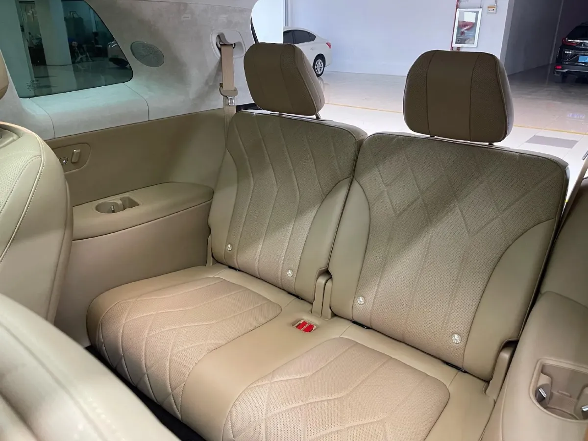 2025 AITO AITO M8 REEV 160HP REEV 53.4KWH,autocango,china used car exporter,china ev exporter,chinese used car exporter,chinese used ev exporter