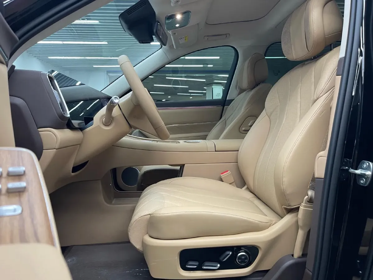 2025 AITO AITO M8 REEV 160HP REEV 53.4KWH,autocango,china used car exporter,china ev exporter,chinese used car exporter,chinese used ev exporter