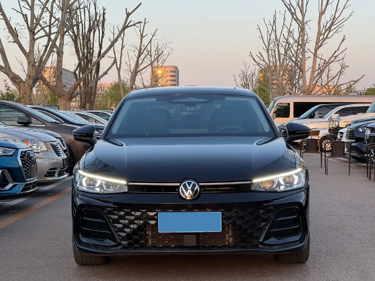 2025 Volkswagen Passat 2.0T 220HP L4 7DCT,autocango,china used car exporter,china ev exporter,chinese used car exporter,chinese used ev exporter