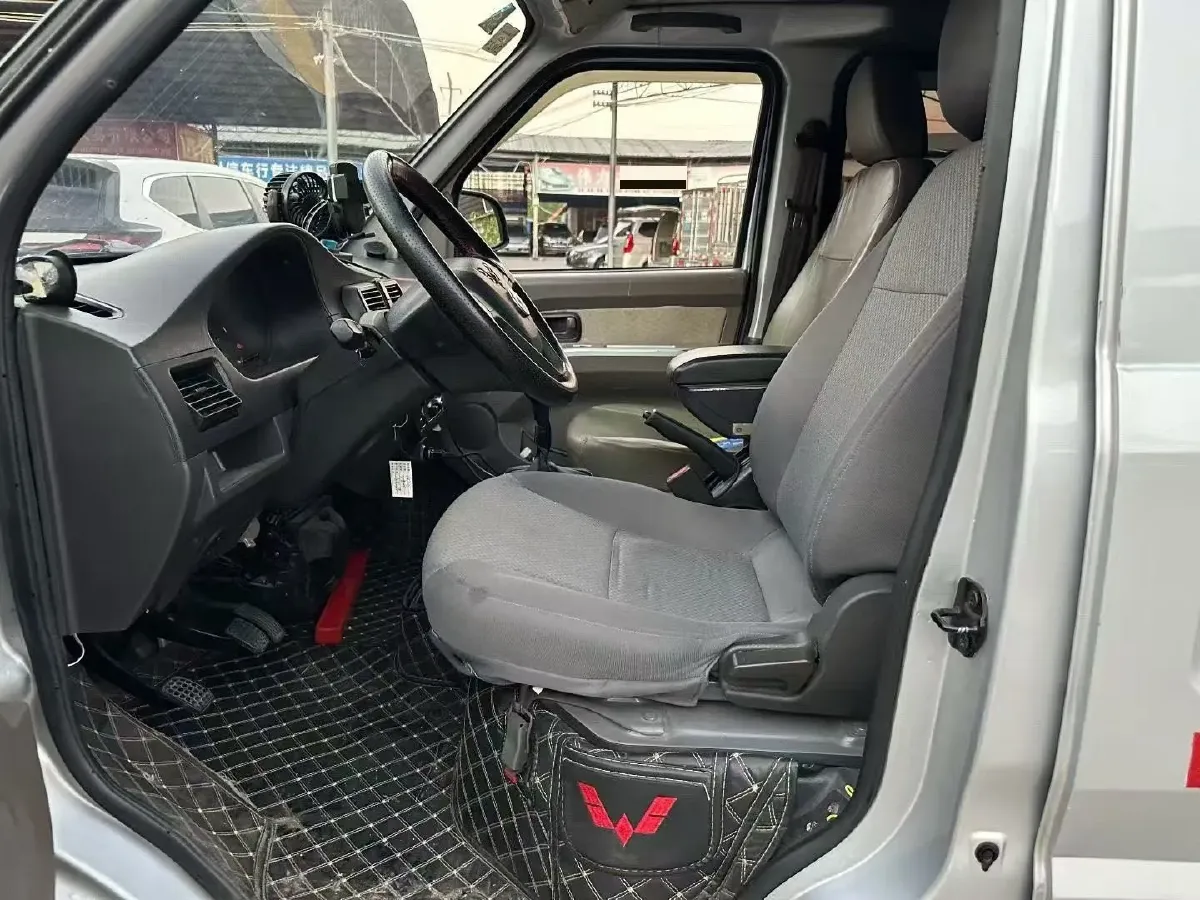 2020 WuLing RongGuang 1.5L 99HP L4 5MT,autocango,china used car exporter,china ev exporter,chinese used car exporter,chinese used ev exporter