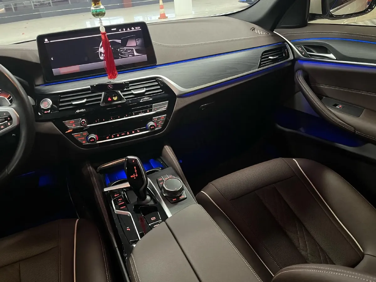 2022 BMW 5 Series 2.0T 252HP L4 8AT,autocango,china used car exporter,china ev exporter,chinese used car exporter,chinese used ev exporter