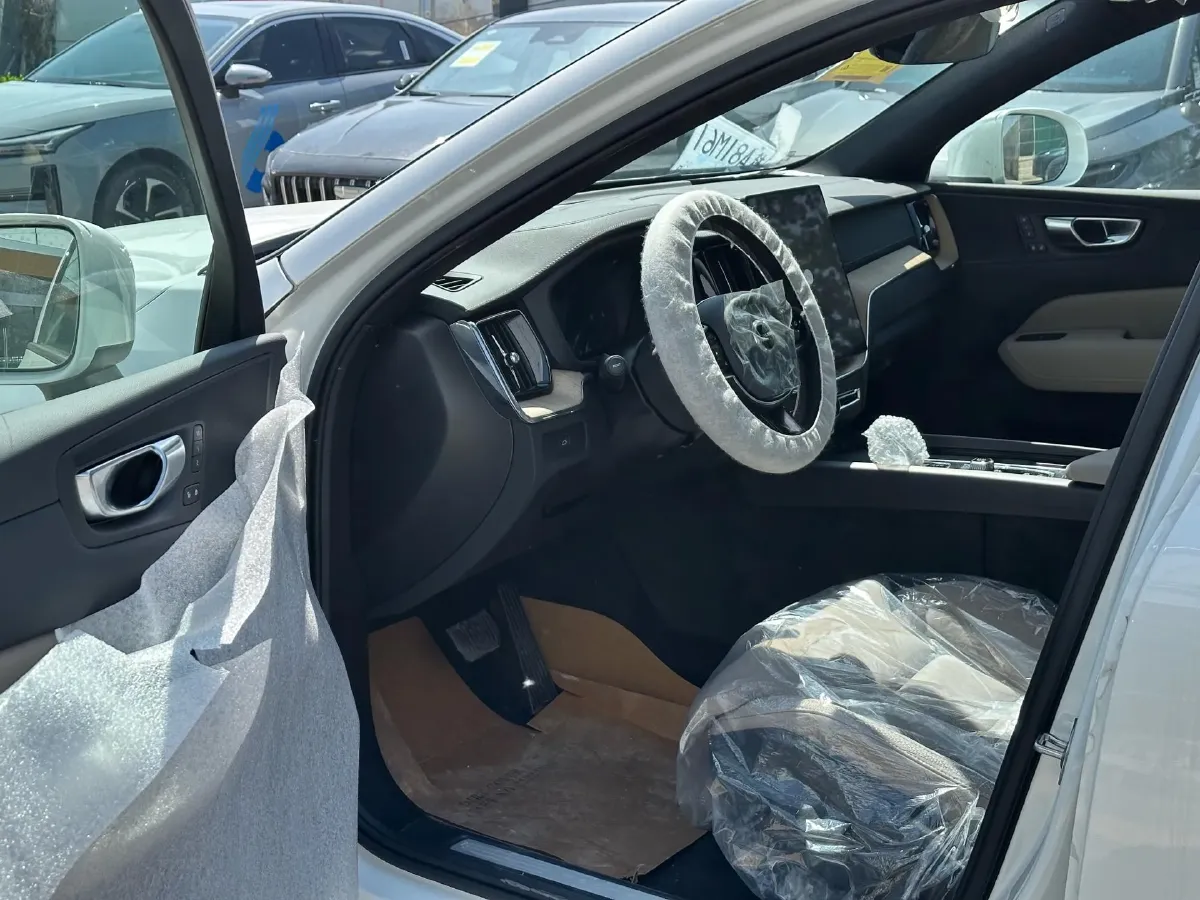 2026 Volvo XC60 2.0T 250HP L4 8AT,autocango,china used car exporter,china ev exporter,chinese used car exporter,chinese used ev exporter