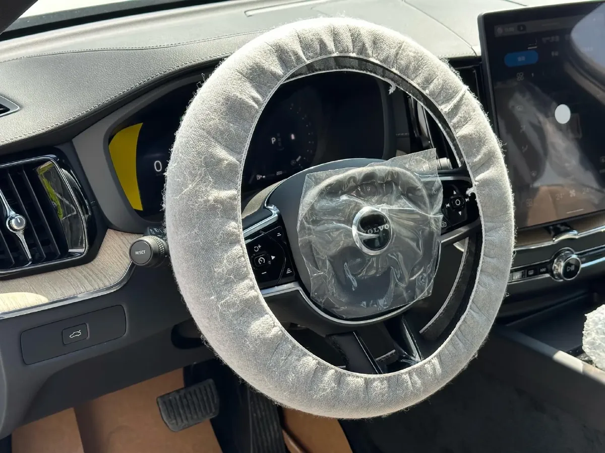 2026 Volvo XC60 2.0T 250HP L4 8AT,autocango,china used car exporter,china ev exporter,chinese used car exporter,chinese used ev exporter