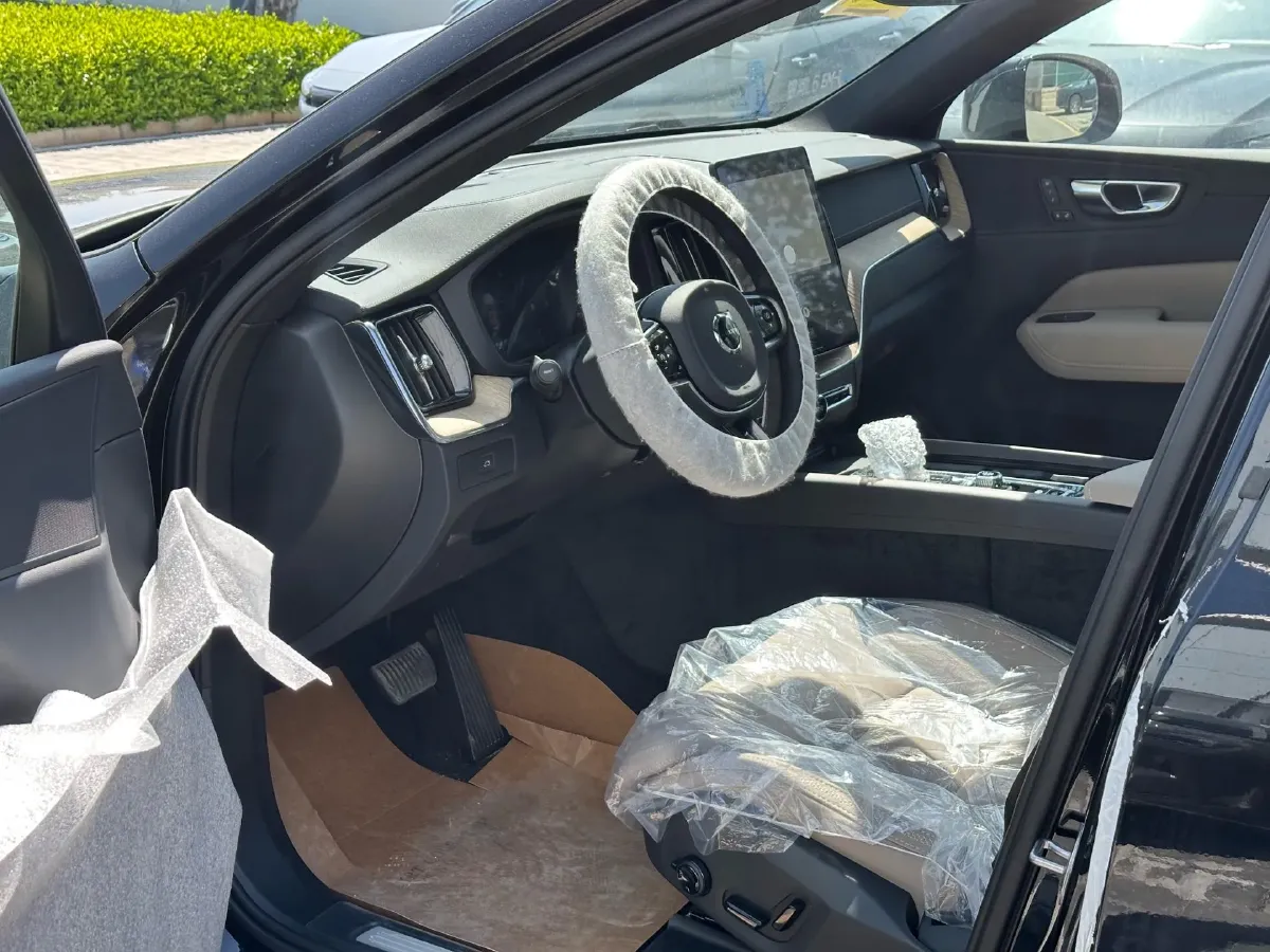 2026 Volvo XC60 2.0T 250HP L4 8AT,autocango,china used car exporter,china ev exporter,chinese used car exporter,chinese used ev exporter