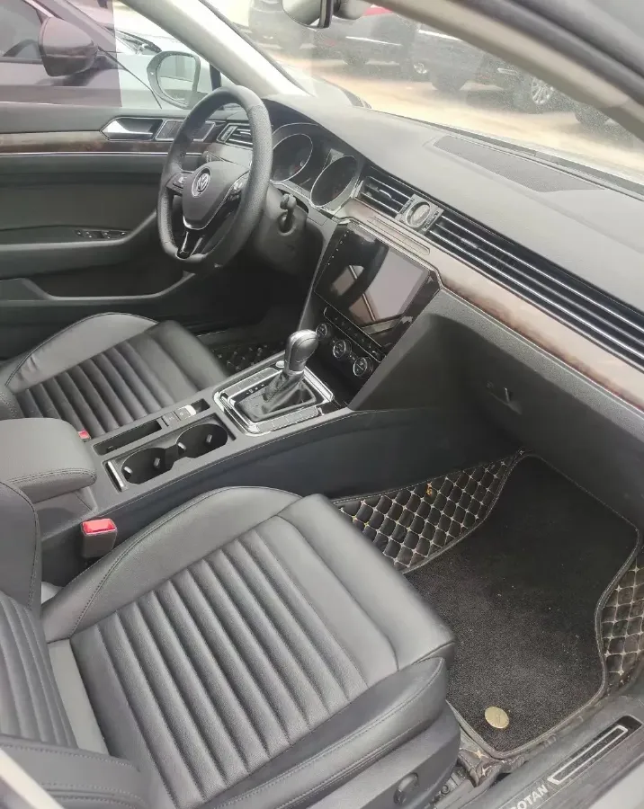 2018 Volkswagen Magotan 2.0T 220HP L4 7DCT,autocango,china used car exporter,china ev exporter,chinese used car exporter,chinese used ev exporter