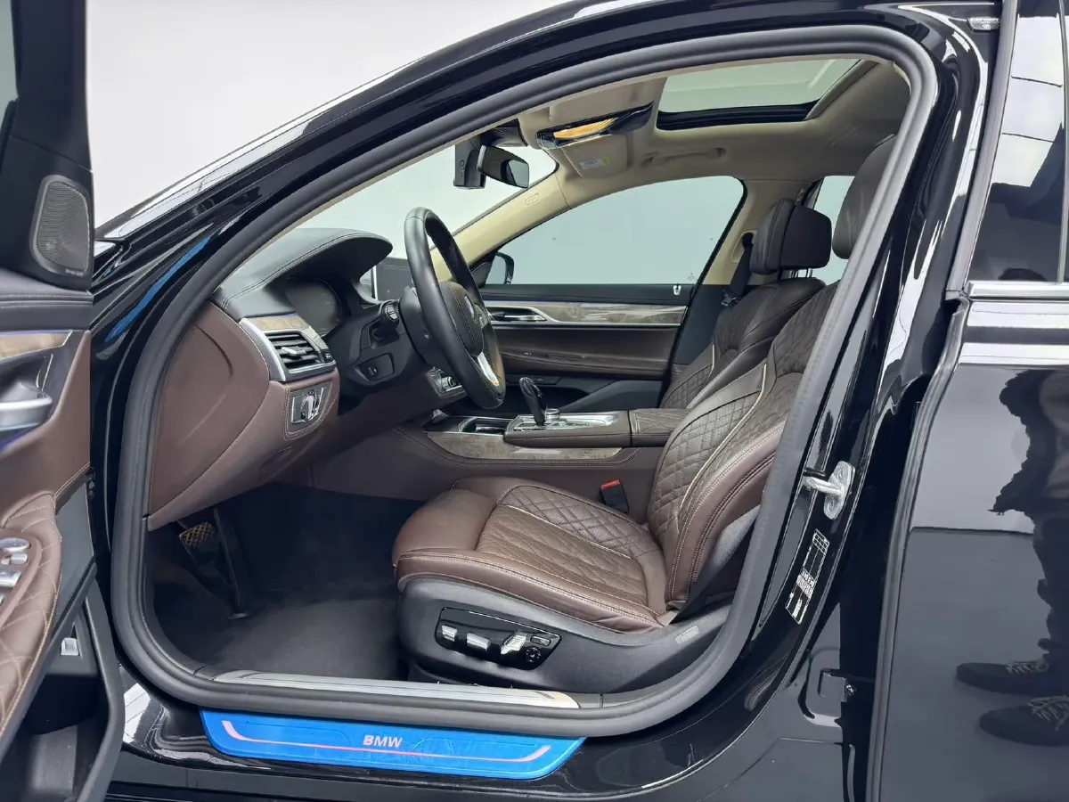 2021 BMW 7 Series 3.0T 340HP L6 8AT,autocango,china used car exporter,china ev exporter,chinese used car exporter,chinese used ev exporter