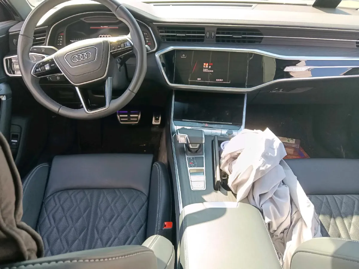 2025 Audi A6L 2.0T 245HP L4 7DCT,autocango,china used car exporter,china ev exporter,chinese used car exporter,chinese used ev exporter