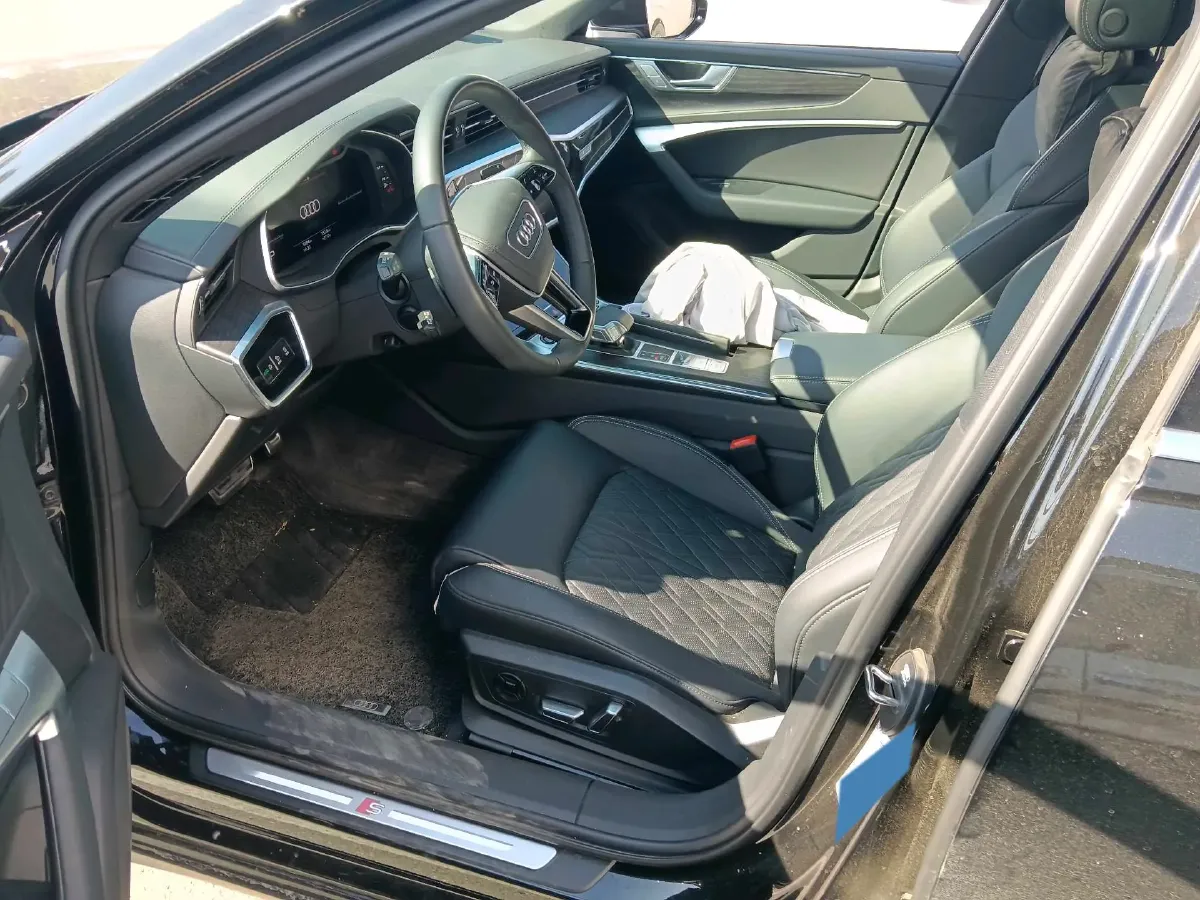 2025 Audi A6L 2.0T 245HP L4 7DCT,autocango,china used car exporter,china ev exporter,chinese used car exporter,chinese used ev exporter