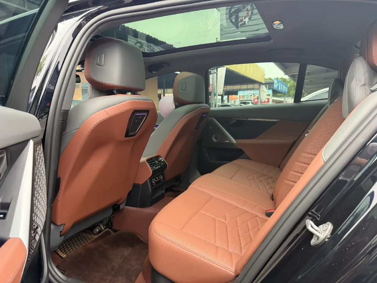 2024 BMW 5 Series 2.0T 258HP L4 8AT,autocango,china used car exporter,china ev exporter,chinese used car exporter,chinese used ev exporter