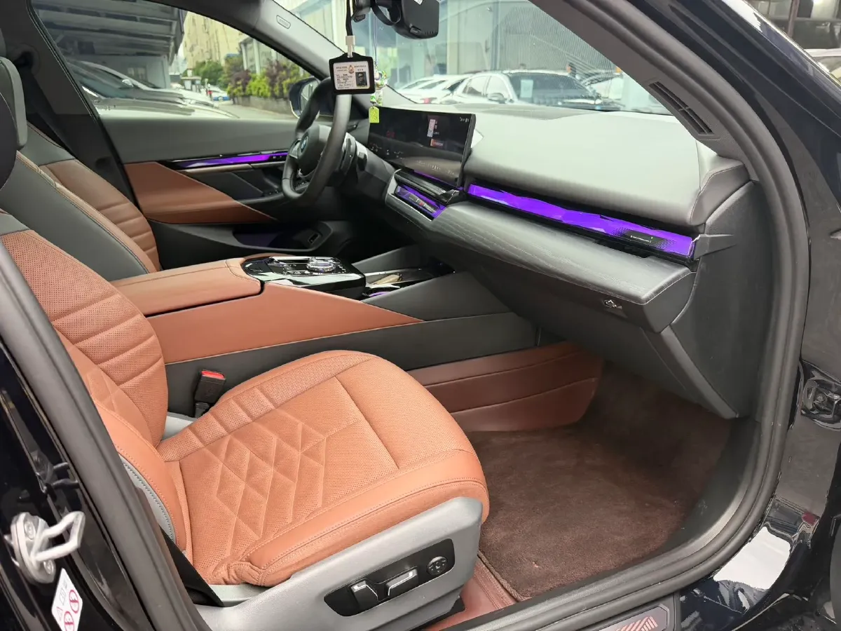 2024 BMW 5 Series 2.0T 258HP L4 8AT,autocango,china used car exporter,china ev exporter,chinese used car exporter,chinese used ev exporter