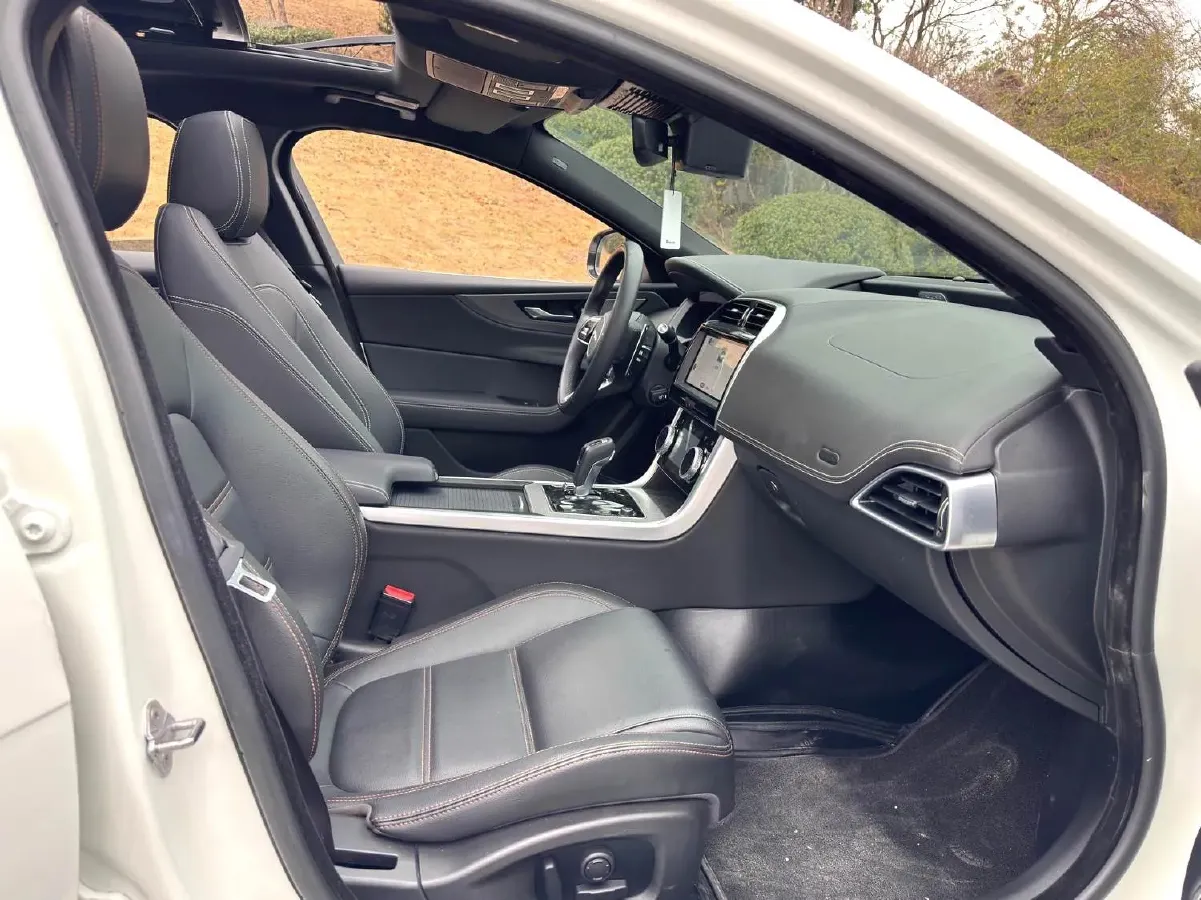 2022 Jaguar XEL 2.0T 250HP L4 8AT,autocango,china used car exporter,china ev exporter,chinese used car exporter,chinese used ev exporter