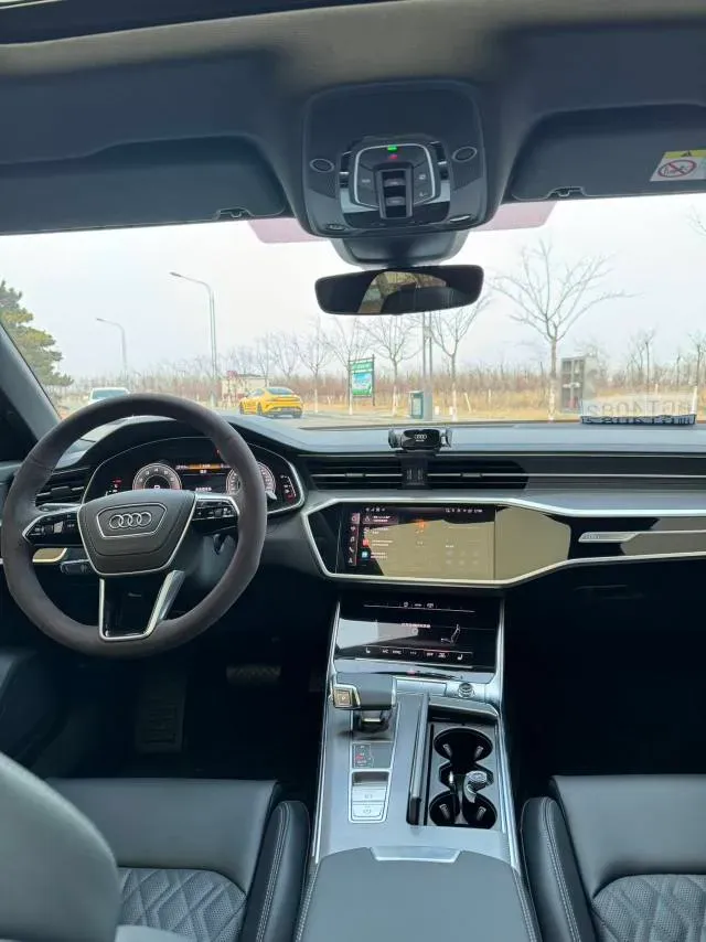 2025 Audi A6L 2.0T 245HP L4 7DCT,autocango,china used car exporter,china ev exporter,chinese used car exporter,chinese used ev exporter