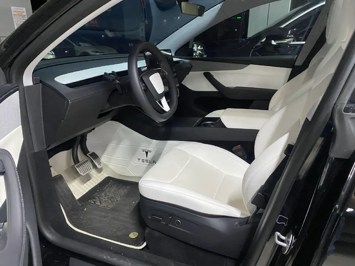 2025 Tesla Model Y BEV 62.5KWH,autocango,china used car exporter,china ev exporter,chinese used car exporter,chinese used ev exporter