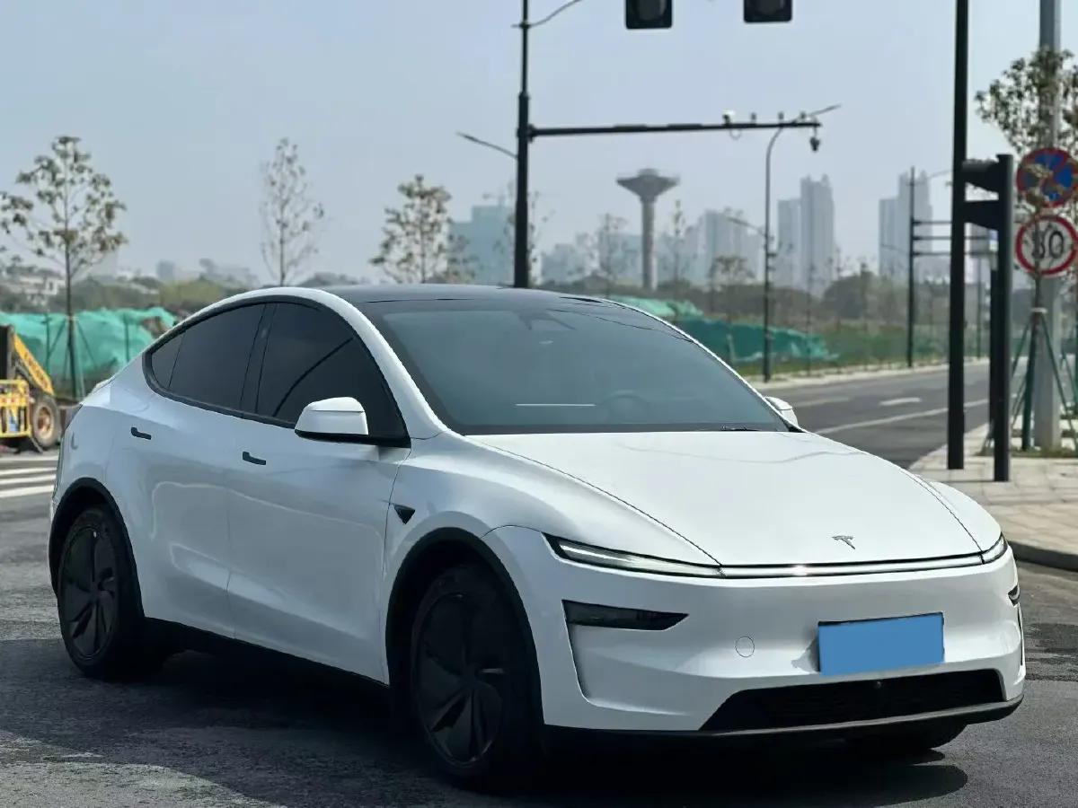 2025 Tesla Model Y BEV 62.5KWH,autocango,china used car exporter,china ev exporter,chinese used car exporter,chinese used ev exporter