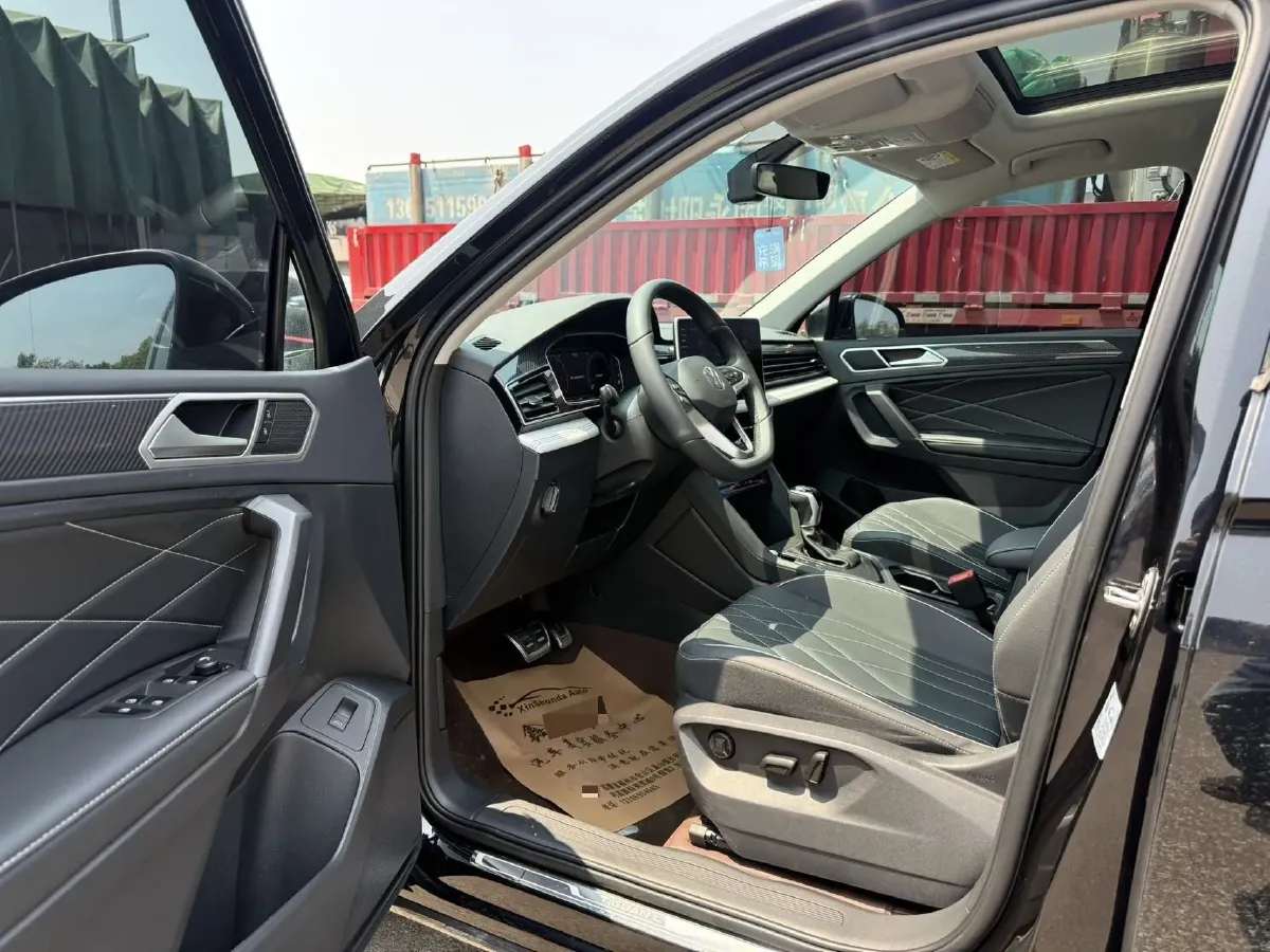 2024 Volkswagen Tiguan L 2.0T 186HP L4 7DCT,autocango,china used car exporter,china ev exporter,chinese used car exporter,chinese used ev exporter
