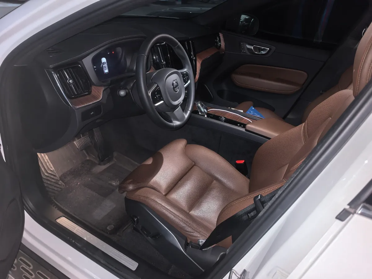 2024 Volvo XC60 2.0T 250HP L4 8AT,autocango,china used car exporter,china ev exporter,chinese used car exporter,chinese used ev exporter