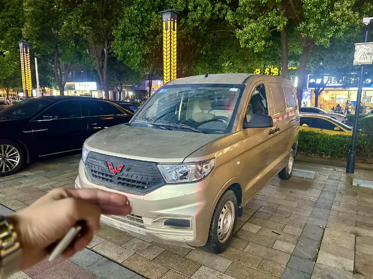 2022 WuLing HongGuang V 1.5L 99HP L4 6MT,autocango,china used car exporter,china ev exporter,chinese used car exporter,chinese used ev exporter