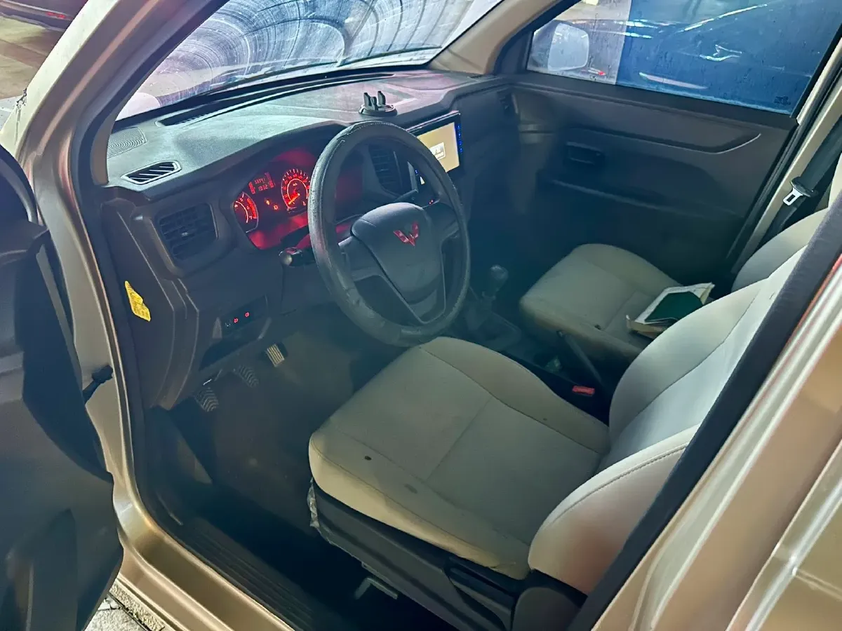 2022 WuLing HongGuang V 1.5L 99HP L4 6MT,autocango,china used car exporter,china ev exporter,chinese used car exporter,chinese used ev exporter