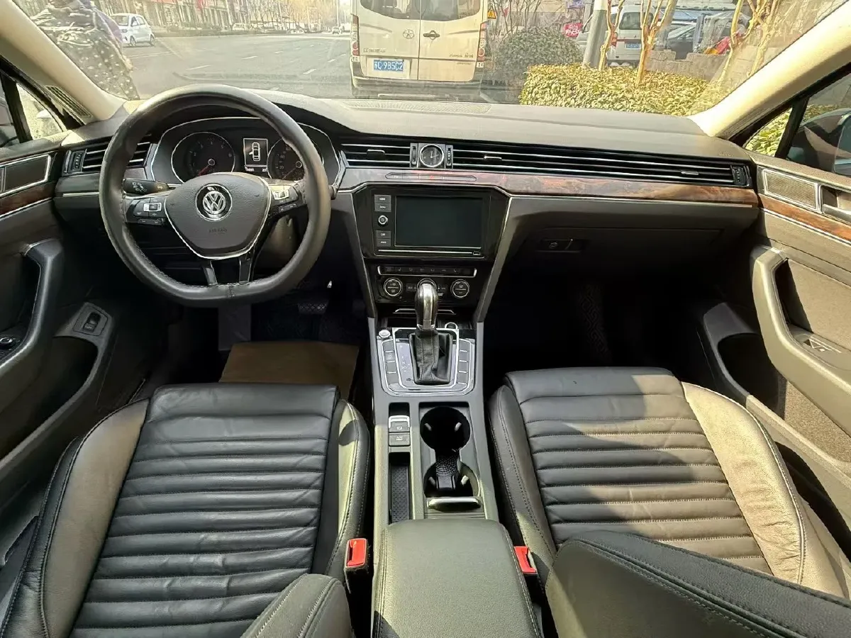 2019 Volkswagen Magotan 2.0T 186HP L4 7DCT,autocango,china used car exporter,china ev exporter,chinese used car exporter,chinese used ev exporter