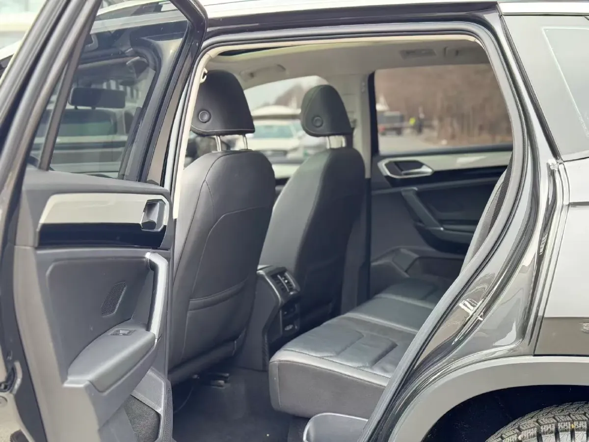 2019 MINI CLUBMAN 1.5T 102HP L3 6AT,autocango,china used car exporter,china ev exporter,chinese used car exporter,chinese used ev exporter