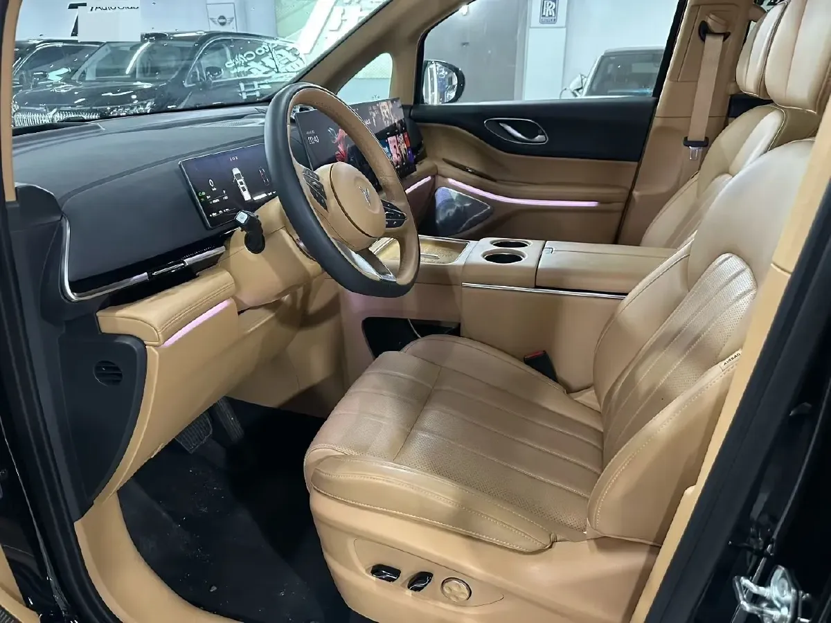 2025 Voyah Dream 1.5T 150HP L4 PHEV 41.7KWH,autocango,china used car exporter,china ev exporter,chinese used car exporter,chinese used ev exporter