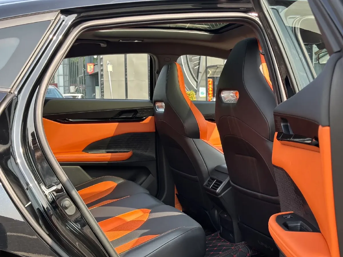 2023 ChangAn UNI-V 2.0T 233HP L4 8AT,autocango,china used car exporter,china ev exporter,chinese used car exporter,chinese used ev exporter