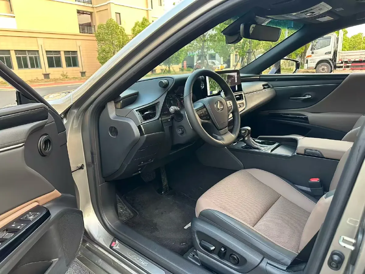 2023 Lexus ES 2.0L 173HP L4 CVT,autocango,china used car exporter,china ev exporter,chinese used car exporter,chinese used ev exporter