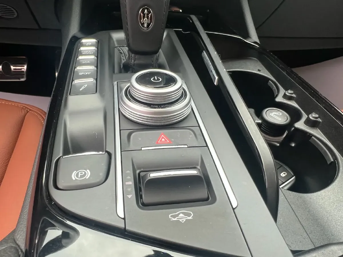 2021 Maserati Levante 3.0T 350HP V6 8AT,autocango,china used car exporter,china ev exporter,chinese used car exporter,chinese used ev exporter