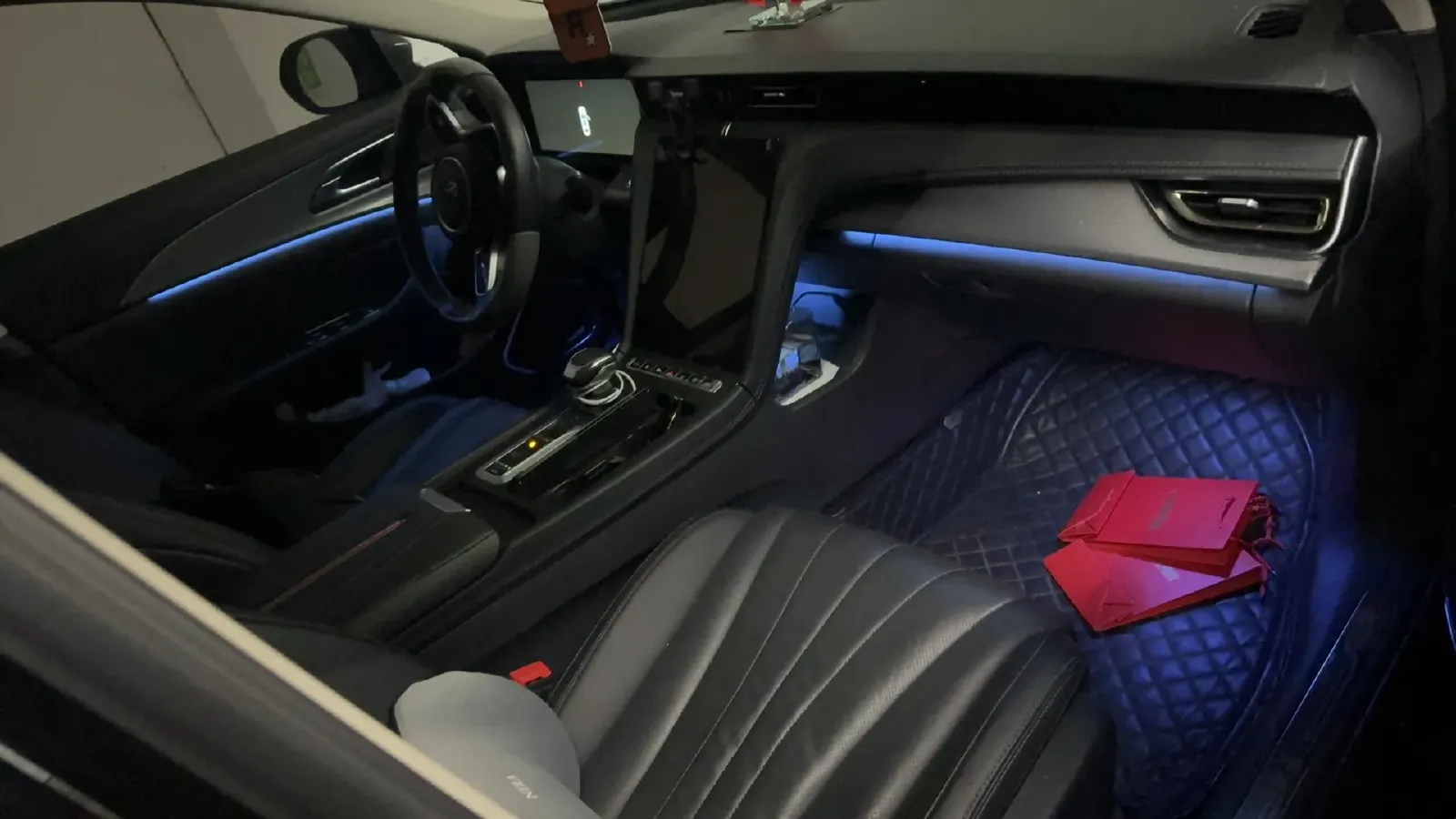 2024 HongQi H5 2.0T 224HP L4 8AT,autocango,china used car exporter,china ev exporter,chinese used car exporter,chinese used ev exporter