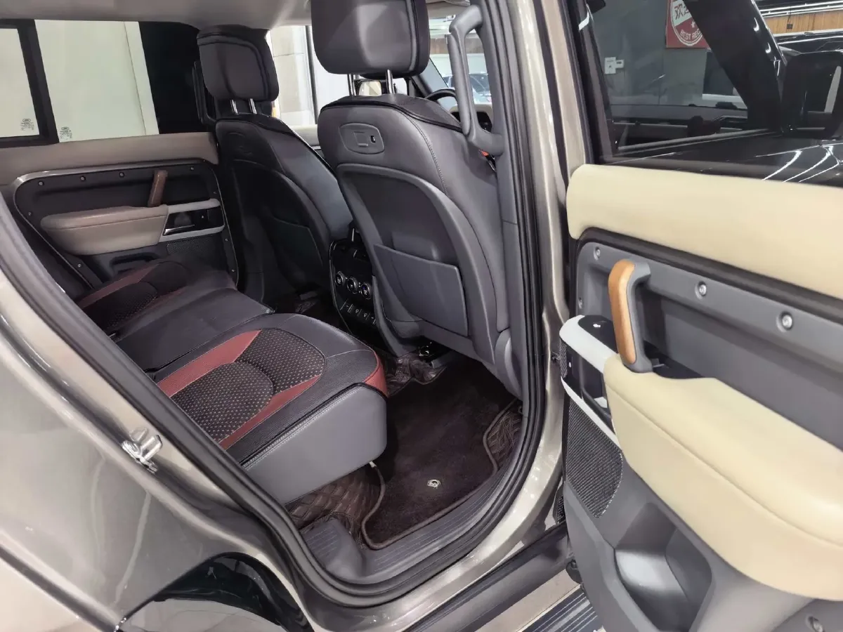 2022 Land Rover Defender 3.0T 400HP L6 8AT,autocango,china used car exporter,china ev exporter,chinese used car exporter,chinese used ev exporter