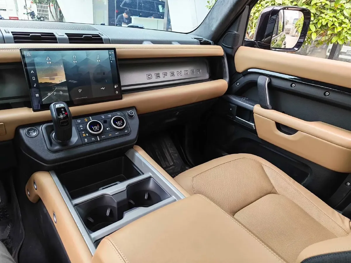 2025 Land Rover Defender 3.0T 400HP L6 8AT,autocango,china used car exporter,china ev exporter,chinese used car exporter,chinese used ev exporter