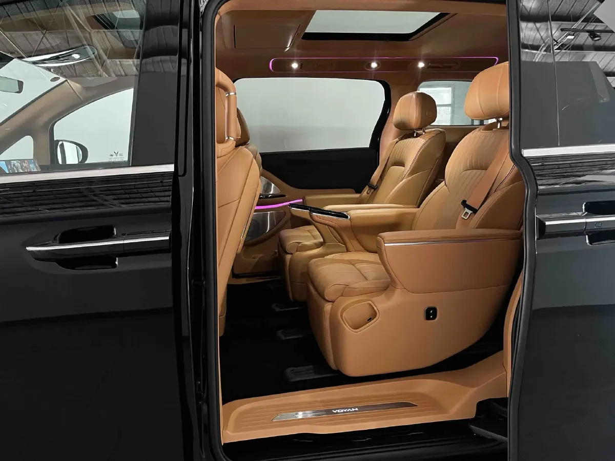 2025 Voyah Dream 1.5T 150HP L4 PHEV 41.7KWH,autocango,china used car exporter,china ev exporter,chinese used car exporter,chinese used ev exporter