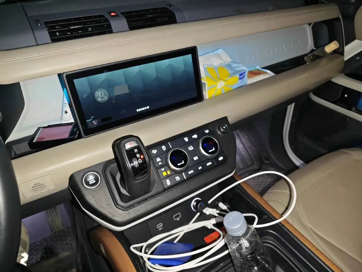 2020 Land Rover Defender 3.0T 400HP L6 8AT,autocango,china used car exporter,china ev exporter,chinese used car exporter,chinese used ev exporter