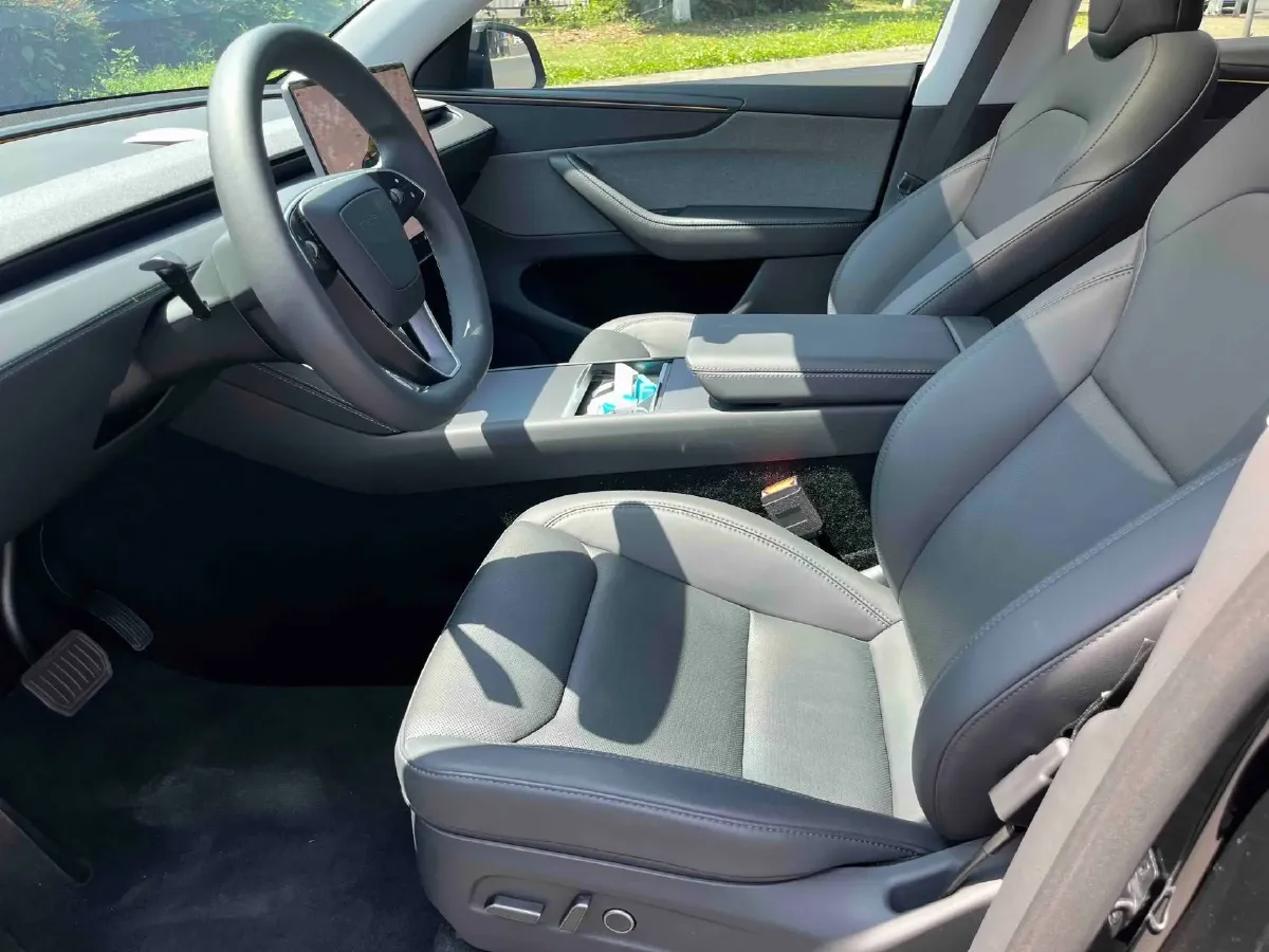 2025 Tesla Model Y BEV 62.5KWH,autocango,china used car exporter,china ev exporter,chinese used car exporter,chinese used ev exporter